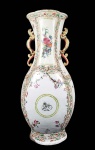 CIA DAS INDIAS  MONUMENTAL FLOREIRO EM PORCELANA CIA DAS INDIAS COM DIMENSÕES PALACIANAS. ESMALTES DA FAMÍLIA ROSA. REINADO QIANLONG (1711  1799). DECORAÇÃO DITA PARA EXPORTAÇÃO. ESSA PEÇA SINGULAR DA PRODUÇÃO CHINESA DE MEADOS DO SEC. XVIII TEM UMA DECORAÇÃO IMPRESSIONANTE E MINIMALISTA. RICOS ELEMENTOS FLORAIS COM OS ESMALTES TIPICOS DO PERÍODO, ELEGANTES ARREMATES EM OURO REALÇAM A DECORAÇÃO. NAS DUAS FACES RESERVAS COM CENAS EUROPÉIAS EM GRIZAILLE REPRESTENTANDO CENAS GALANTES E IDÍLICAS COM CASAL SOLTANDO PÁSSARO EM UMA GAIOLA DE UM LADO E NO OUTRO CASAL FORMADO POR CAVALEIRO SEGURANDO UM BASTÃO REALÇADO EM OURO E A DAMA COM UMA CESTA DE FLORES TAMBÉM REALÇADA EM OURO. O MAIS EXTRAORDINÁRIO NA DECORAÇÃO DESSE SUNTUOSO FLOREIRO, É QUE ELA É COORDENADA EM SETORES FORMADOS POR DELICADAS MOLDURAS EM RELEVO CONSTITUÍDAS DE PARRAS E CACHOS DE UVA POR ONDE CAMINHAM ESQUILOS EM VULTO PERFEITO. ALÇAS LATERAIS COM FEITIO DE IGUANAS. LINDO, INVULGAR E DIGNO DE UM PALÁCIO! CHINA, CIRCA DE 1750, 72 X 36 CM. (Possui restauro profissional)