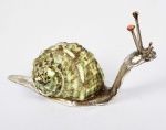 LUIZ FERREIRA  GRANDE Escultura modelada em forma de caracol em prata texturizada, com bojo e montagem em concha natural. MARCAS DE CONTRASTE ÁGUIA PRIMEIRO TÍTULO, PARA CIDADE DO PORTO E CHANCELA DO ARTISTA. PORTUGAL, INICIO DO SEC. XX.   27 cm COMPRIMENTO.