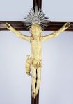 GOA - MONUMENTAL CRUCIFIXO COM CRISTO EM MARFIM E ARREMATE EM PRATA DE LEI - Magnífica CRUZ em jacarandá E MARCHETARIA. Base artisticamente entalhada estilo e época Dom José I com. Cruz com terminais rematados EM ESTILO DOM JOSÉ. Resplendor em prata de lei. Cristo com rico entalhe indo português. Sendal rendilhado e pés sobrepostos. Peça belíssima, expressiva e com uma riqueza de detalhes e qualidade na execução incomuns! O CRISTO É DE MUITO GRANDE DIMENSÃO. GOA, colônia portuguesa na India, sec. XVIII. Cruz com 104 cm de altura e Cristo com 36 (H) X 19 (ABERTURA DOS BRAÇOS) CM .NOTA: A presença portuguesa na Índia, como observado por grande parte dos historiadores, teve dois principais mecanismos propulsores: o comércio e a conversão das almas. Os portugueses haviam chegado à Índia a procura de cristãos. A tradição atribui a chegada de São Tomás o Apóstolo Tomé em 52 d.C., a Kodungallur, onde teria fundado a Igreja Síria do Malabar e iniciado a conversão de famílias judias e brâmanes proeminentes. Fontes escritas narram que Vasco da Gama e sua tripulação, ao chegar a Calicute no século XVI, visitaram templos hindus que pensavam ser igrejas cristãs e, em alguns casos, teriam confundido as imagens de divindades hindus, ali consagradas com as de Nossa Senhora. No início do século XVI, a presença e a intensidade das artes hindu e muçulmana eram muito visíveis, materializando a força das culturas da civilização preexistente. A arte indo portuguesa surgiu da necessidade da superação da expressão arquitetônica e artística dos templos hindus. A eficácia da ação evangelizadora tornava imperativa a construção e ornamentação das igrejas católicas com uma suntuosidade não inferior à dos templos hindus e das mesquitas muçulmanas capazes de competirem com o esplendor artístico que os portugueses encontraram na Índia, particularmente em Goa. Nesse sentido, a monumentalização das igrejas e da talha sacra em seus interiores eram uma resposta direta ao caráter exuberante da arte e arquitetura encontradas no universo indiano. Algo invariavelmente viabilizado pelo uso de artífices locais, exímios herdeiros da tradição milenar da escultura em madeira e em marfim. Na Índia a Igreja viu-se na contingência de se adaptar ao contexto local aceitando, ou, pelo menos, tolerando o hibridismo artístico daí resultante uma miscigenação artística, uma fusão dos léxicos europeu e oriental. Com o passar do tempo, houve um distanciamento dos modelos europeus, acompanhado de um aumento de traços autóctones e a inserção de motivos tipicamente indianos, por vezes paradoxais, como os nâga e as nâginî divindades-serpente aquáticas associadas à fertilidade e extremamente populares em todo o subcontinente, possivelmente associadas a cultos pré-védicos e que na gramática indo-portuguesa aparecem geralmente representadas frontalmente, em pé e com as caudas bifurcadas e entrelaçadas. A conversão dos gentios previa também a oferenda, por parte dos missionários, de pequenas peças simbólicas que lhes materializavam a nova doutrina e lhes incutiam a Fé. Assim, na imaginária desenvolveu-se uma grande diversidade de soluções formais, presentes nas pequenas imagens devocionais, nos presépios, nos oratórios e nos Calvários de Pousar. Entretanto, é nas imagens do Bom Pastor que ficaram mais bem caracterizados os mecanismos discursivos a operar na imagética indo-portuguesa. Essa iconografia singular desenvolveu-se, na maioria dos casos, sobre um suporte tipicamente local o marfim, com ou sem policromia e douramento. Nas imagens em geral, a presença de elementos de origem budista (greco-búdica), como, por exemplo: o estilo do cabelo, a postura corporal, a posição do braço e da mão direita, os olhos semicerrados, a 0expressão calma e o sorriso hermético de concentração expectante são extraídos das representações orientais da Primeira Meditação do Buda. Nas imagens de Nossa Senhora os longos cabelos representandos com ondulações são uma marca registrada.