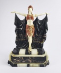 vittorio caradossi  dancer  fabulosa escultura em múltiplos  mármores, ônix e marfim representando linda escultura feminina estilo e época art deco. corpo em marfim e roupas em marmore. manto também em mármore. base em mármore e onix.  impressionante qualidade escultórica! peça belíssima. italia, inicio do sec. xx. 48 x 32 cmnota: Vittorio Caradossi(Florença,1861 Florença,1918) foi umescultoritaliano. Estudou naAcademia de Belas Artes de Florença, onde foi aluno deAugusto Rivalta, um dos mais importantes nomes da esculturaacadêmicaitaliana na segunda metade doséculo XIX. Trabalhando quase exclusivamente com omármore, executou diversosmonumentospúblicos, destacando-se sobretudo por sua renomada estátua do escultor florentino doRenascimentoDesiderio da Settignano, cujo modelo foi exibido naExposição Universal de 1900, além do memorial aGiuseppe Dolfi, herói doRisorgimento toscano, localizado emBorgo San Lorenzo. Expôs ainda na edição de 1909 doSalon de Paris.  Não obstante a rigidez formal e sobriedade de suas obras públicas, Caradossi especializou-se na produção grupos escultóricos de caráter decorativo e, sobretudo, nus femininos, de natureza simbólica ou pretextos alegóricos, marcados por uma caracterização etérea, celestial, sendo abundantes suas representações de ninfas, sereias e fadas (Ociosidade: Nereida;Crepúsculo: Ninfa lunar admirando seu próprio reflexo;Estrelas cadentes;A fumaça que sobe rumo às núvens, etc.). A predominância de tais temas em sua produção, de alta qualidade técnica e exemplar da escultura acadêmicatoscanadofin de siècle, é reflexo da forte demanda da burguesia internacional por composições imbuídas do "erotismo tolerável"  a assim chamada "febrepompier", que ditou em grande parte os rumos do mercado de arte europeu na segunda metade do século XIX. Sua obra guarda semelhanças com a sensualidade e volúpia expressa nos trabalhos de predecessores comoJames PradiereAuguste Clésinger, também conhecidos por retratar ninfas em atitude de entrega ou auto-abandono, mas, em contraste a estes, Caradossi buscou incutir em suas esculturas um maior senso de humor, expressando também uma assimilação mais concreta da modernidade