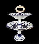 MEISSEN  MAGNÍFICO CENTRO DE MESA EM PORCELANA COM FUNDO NA TONALIDADE AZUL COBALTO REMATADO EM RELEVO POR ELEMENTOS VEGETALISTAS. APLICAÇÃO EM OURO. MARCAS DA MANUFATURA. ALEMANHA, SEC. XIX. 40 CM DE ALTURA