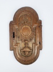 Belissima porta de sacrário em madeira entalhada em relevo com custódia sustentada por cabeça de anjo. Portugal, sec. Xvii/xviii. 29 cm de altura