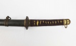 KATANA SHIN-GUNTO Bela espada de oficial do Exército Imperial Japonês da Segunda Guerra Mundial. Produzida no período Gendait (1876-1945). Arma extraordinária, com qualidade excepcional da lamina (que é assinada) e os ornamentos em bronze. Pega para duas mãos, Tsuka (cabo) com seda original sobre mekugi em pele de arraia, rematado por menuki (ornamentos de aderência para o couro) em bronze. Saya (bainha) em metal com belos elementos em bronze decorados com figura de flores (fina fundição). Trata-se de um artefato evocativa do teatro do Pacífico na segunda grande guerra. Peça extraordinária para coleção. Provavelmente lembrança coletada em campo de batalha pelas tropas aliadas. Japão, inicio do sec. XX. 10e cm de comprimento.NOTA: Gunto é o nome usado para descrever as espadas japonesas produzidas para o uso pelo exército e a marinha já pós o fim da era samurai em 1868. No período Meiji (1868-1912) as armaduras samurai, suas armas e seus preceitos foram gradualmente sendo substituídos por uniformes ocidentais influenciados por suas armas e táticas. O Japão iniciou o recrutamento militar em 1872 e os samurais perderam o status que mantiveram durante centenas de anos como os protetores do Japão. As espadas gunt produzidas em massa tornaram-se equipamento padrão nas novas forças armadas, tomando o lugar das espadas usadas pela classe samurai durante a era feudal. As guntos foram concebidas para se parecerem com o 'Tachi' Tipo de espada do período Kamakura Samurai clássico (1185-1332). Assim o Exército Imperial Japonês promovia o código de Bushido (caminho do guerreiro) em seus soldados e as espadas eram uma lembrança de um período lendário na história do Japão, onde a arma do guerreiro samurai encarna tudo o que o que é honroso em batalha. Estas espadas foram exaustivamente procuradas pelas tropas australianas, americanas e britânicas como lembranças. Esta arma hora apregoada é quase sem dúvida uma dessas lembranças do campo de batalha.