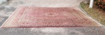KASHAM  LINDO TAPETE PERSA COM O RARO FORMATO QUASE QUADRADO TEM 285 X 280 CM. COR PREDOMINANTE ROSE. BELISSIMO E EM ÓTIMO ESTADO DE CONSERVAÇÃO! IRÃ, 285 X 280 CM.NOTA: Os tapetes Kashan, são considerados com um dos mais antigos e melhores tapetes do mercado.Seus desenhos de seda são únicos e, para quem quer fazer sua primeira compra de tapete persa, o Kashan é uma escolha fantástica. Os tapetes Kashan surgiram de uma das cidades mais antigas, Kashan, no Irã, que compartilha seu nome.A origem do Kashan remonta ao século XVII, embora alguns especialistas acreditem que alguns dos designs do Kashan remontam ao século XVI. As vendas do Kashan nos mercados doméstico e internacional começaram por volta do século XIX.À medida que as vendas aumentavam, os tapetes Kashan se destacavam, tornando-se uma peça utilizada regularmente em residências e coleções em todo o mundo.Eles continuam a vender muito bem e são considerados um dos melhores tapetes persas. Sua composição com parte seda o torna um tapete com toque agradável acetinado mas firme.