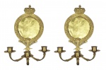 PAR DE BELOS APLIQUES PARA PAREDE EM BRONZE ORMOLU DOTADOS DE BRAÇOS PARA TRÊS VELAS. SÃO REMATADOS POR MAGNIFICAS COROAS REAIS. EUROPA, SEC. XIX. 42 CM DE ALTURA