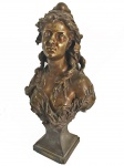 EMILLE ANDRE BOISSEAU (1842-1923).  MARIANNE - GRANDE BUSTO EM BRONZE REPRESENTANDO ALEGORIA À REPÚBLICA, PERSONAGEM FEMININO USANDO BARRETE FRÍGIO. ESTILO E ÉPOCA ART NOUVEAU. ESCULTURA BÉLISSIMA, RICA EM DETALHES, DE EXCEPCIONAL QUALIDADE! ARTISTA COM COTAÇÃO INTERNACIONAL COM PEÇAS FIGURANDO EM IMPORTANTES COLEÇÕES MUNDIAIS. FRANÇA, SEC. XIX. 63 CM DE ALTURANOTA: Marianne é a figura alegórica de uma mulher que representa a República Francesa, sendo portanto uma personificação nacional. Sob a aparência de uma mulher usando um barrete frígio, Marianne encarna a República Francesa e representa a permanência dos valores da república e dos cidadãos franceses: Liberté, Égalité, Fraternité (Liberdade, Igualdade e Fraternidade). Marianne é a representação simbólica da mãe pátria, simultaneamente enérgica, guerreira, pacífica, protetora e maternal. O seu nome provém, provavelmente, da contracção de Marie e de Anne, dois nomes muito frequentes no século XVIII entre a população feminina do Reino da França. Esta representação está ligada a figura da família dos primeiros proprietários da Fazenda Santa Cândida, os Cerqueira Leite foram Republicanos históricos. O General Francisco Glicério, da terceira geração de proprietários da Fazenda foi o único paulista convocado para participar do golpe republicano de 1889 na então sede da corte, o Rio de Janeiro. No mesmo dia 15 de novembro a notícia do golpe republicano chegou a Campinas, via telegrama, enviado por Francisco Glicério, que como vimos acima, fora um dos artífices do movimento. O povo estupefato sem saber de fato o que deveria comemorar, reuniu-se em frente ao antigo paço Municipal, próximo de onde hoje está localizado monumento túmulo de Carlos Gomes. É verdade que as crônicas da cidade revelam que houve sim fogos de artifício, comemorações e discursos. A despeito do amor e veneração que os Campineiros sempre revelaram nas visitas do Imperador Dom Pedro II a cidade, faça-se justiça, Campinas sempre foi como hoje ainda é, plural e democrática.  Poucos dias depois da tomada do poder pelos republicanos, Francisco Glicério, coroado de êxito, retorna à cidade em trem especial. Logo na estação oitenta mulheres trajando-se como MARIANNES usando vestidos vermelhos e cobrindo a cabeça com um barrete frígio verde, símbolo da república, aguardavam Glicério e o acompanharam em préstito pelas ruas de Campinas. A República Brasileira adotou a alegoria de Marianne, cuja efígie, com o seu Barrete Frígio (carapuça vermelha), está estampada em vários brasões e bandeiras de cidades, municípios e estados brasileiros. Este símbolo também é utilizado impresso em todas as cédulas do Real (unidade monetária nacional),  SOBRE O ARTISTA: Emile-André Boisseau, nasceu em 1842 em Varzy, morreu em1923 em Paris. Foi aluno de Auguste Dumont e Jean-Marie Bonnassieux na École Nationale Supérieure des Beaux-Arts em Paris. Ele é o autor de muitas obras na natureza acadêmica, incluindo a estátua de Pierre Beaumarchais na fachada da prefeitura de Paris.