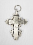 JÓIA DE CRIOULA  CRISTO CRUCIFICADO  BELA JÓIA COM FEITIO DE CRISTO CRUCIFICADO ALADO POR ANJOS E COM SÍMBOLOS DA PAIXÃO. MAIS UM TIPO DE JÓIA DE CRIOULA QUE ESTAVA LIGADO A RELIGIOSIDADE. BAHIA, SEC. XIX. 9 CM DE ALTURA.