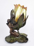 GUSTAV GURSHNER  LILY LAMP - BELA LUMINÁRIA EM PETIT BRONZE PATINADO COM FEITIO DE FLOR QUE É ABRAÇADA POR MULHER DESNUDA. ASSINADA. CÚPULA EM VDRO ARTÍSTICO AO GOSTO TYFFANI. PEÇA MUITO BONITA, EM ÓTIMO ESTADO DE CONSERVAÇÃO. FUNCIONANDO. MEADOS DO SEC. XX. 24,5 CM DE ALTURA. NOTA: Gustav Gurschnerfoi um escultor austríaco nascido na Alemanha, cujo trabalho combinou a estética Art Nouveau e Wiener Werkstätte para criar luminárias, cinzeiros, maçanetas e outros objetos funcionais.Apresentando as linhas orgânicas deslumbrantes típicas do movimento Art Nouveau, seus objetos são distintamente ornamentados e decorativos, como pode ser visto em sua grandelâmpadadebronze Figuralde uma mulher carregando uma lanterna.Nascido em 28 de setembro de 1873 em Mühldorf, Alemanha, Gurschner passou a estudar na Escola de Artes Aplicadas de Viena em 1888. Ele se interessou pela Art Nouveau depois de visitar Paris em 1897 e depois exibiu com a Secessão de Viena - um grupo artistas austríacos que se demitiram da Associação de Artistas Austríacos - que incluía os artistas e designersGustav KlimteKoloman Moser.Hoje, as obras de Gurschner podem ser encontradas nas coleções do Museu Cooper Hewitt em Nova York, no Museu Corning de Vidro e no Petit Palais em Paris.Ele morreu em 2 de agosto de 1970 em Viena, Áustria.