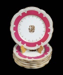 LOTE COM 6 PRATOS RASOS EM PORCELANA DA MANUFATURA DE Joseph Klotz 22 rue du paradis Poissonière. BORDA DECORADA EM ROSE POMPADOUR REMATADA FOR FINO OURO EM GUIRLANDAS. NA CALDEIRA TAMBÉM EMOLDURADO POR GUIRLANDAS EM OURO RICO MONOGRAMA JP ENTRELAÇADO. PERTENCEU AO SERVIÇO DO CORONEL JOÃO PINTO DA FONSECA GUIMARÃES. FRANÇA, MEADOS DO SEC. XIX. 23 CM DE DIAMETRO