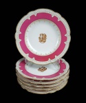 LOTE COM 6 PRATOS DE SOPA EM PORCELANA DA MANUFATURA DE Joseph Klotz 22 rue du paradis Poissonière. BORDA DECORADA EM ROSE POMPADOUR REMATADA FOR FINO OURO EM GUIRLANDAS. NA CALDEIRA TAMBÉM EMOLDURADO POR GUIRLANDAS EM OURO RICO MONOGRAMA JP ENTRELAÇADO. PERTENCEU AO SERVIÇO DO CORONEL JOÃO PINTO DA FONSECA GUIMARÃES. FRANÇA, MEADOS DO SEC. XIX. 21 CM DE DIAMETRO