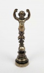 BELO SINETE EM PRATA DE LEI. ESTILO E ÉPOCA ART NOUVEAU. PEGA COM REPRESENTAÇÃO DE FIGURA DE ATLANTE. EUROPA, SEC. XIX. 8 CM DE ALTURA