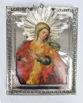 ICONE DA MÃE DE DEUS E DIVINO ESPÍRITO SANTO  LINDO ICONE COM OCLADE EM PRATA DE LEI E BELA PINTURA REPRESENTANDO A VIRGEM QUE SEGURA JUNTO AO COLO A POMBA REPRESENTANDO DIVINO ESPÍRITO SANTO.  RÚSSIA, SEC. XIX. 23 CM DE ALTURA