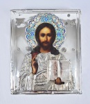 RÚSSIA IMPERIAL - ÍCONE CRISTO PANTOCRATOR. LINDO ÍCONE COM OCLADE EM PRATA DE LEI E ESMALTES. POSSUI NA PARTE TRASEIRA UMA PLACA GRAVADA EM METAL COM DEDICATÓRIA E DATA PARA 1913.  RÚSSIA, INICIO DO SEC. XX. 27 CM DE ALTURA