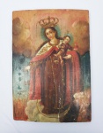 NOSSA SENHORA DO CARMO  MAGNÍFICO  RETÁBULO EM MADEIRA REPRESENTANDO NOSSA SENHORA DO CARMO. A VIRGEM É APRESENTADA  EM MEIO AS ALMAS NO PURGATÓRIO QUE LHE SUPLICAM INTERCESSÃO. BELISSIMO TRABALHO, PINTURA DE MUITO BOA QUALIDADE! PENÍNSULA IBÉRICA, SEC. XVIII. 29 CM DE ALTURANOTA: NOTA: A Ordem de Nossa Senhora do Carmo foi durante o período do Brasil Imperial, a mais rica e importante do País. Basta saber que a Imperial Ordem de Nossa Senhora do Carmo, abrigada na Igreja dessa Invocação na cidade do Rio de Janeiro, era a Capela Imperial que foi palco das mais importantes cerimônias religiosas do Império como Sagração de Dom Pedro I como Imperador, assim como Dom Pedro II. Batizado e casamento da Princesa Isabel. A tradição da Virgem do Carmo remonta curiosamente ao Velho testamento. Existe um piedoso relato segundo o qual, o Profeta Elias, teve uma visão de uma nuvem se levantando do mar e nela reconheceu a figura da futura Mãe do Salvador. Complementa ainda a tradição que os discípulos de Elias, em lembrança a sua visão, fundaram uma Congregação no Monte Carmelo (eis aí a simbologia do brasão da Irmandade de Nossa Senhora do Carmo) e a ela se dedicaram até os dias de Jesus Cristo. Assim Santa Tereza, a grande Santa da Ordem Carmelita reconhece o Profeta Elias como fundador dessa Ordem. Os símbolos de Nossa Senhora do Carmo são o Brasão Coroado com representação do Monte Carmelo e o Escapulário que ela mesmo entregou em visão a São Simão Stock. Conta a tradição que em 16 de julho de 1251, estando São Simão em oração fervorosa, dignou-se Nossa Senhora a aparecer-lhe e rodeada de espíritos celestes e entregou-lhe o escapulário com as seguintes palavras: Meu dileto filho, eis o escapulário que será o distintivo da minha Ordem. Aceita-o como um penhor de privilégio que alcancei para ti e para todos os membros da Ordem do Carmo. Aquele que morrer vestido deste escapulário, estará livre do fogo do inferno. Já em 20 de janeiro de 1613 a Santa Inquisição Romana instituiu por decreto o privilégio sabatino, segundo o qual todos os irmãos e membros da Irmandade de Nossa Senhora do Carmo que tendo em vida usado o escapulário, conservado a castidade própria do estado, recitado o Ofício Parvo de Nossa Senhora, serão socorridos por uma proteção extraordinária no primeiro sábado a que se seguir a sua morte.