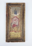 EX VOTO DE NOSSA SENHORA DOS PRAZERES  RARO EX VOTO DE GRAÇA ALCANÇADA PELA INTERCESSÃO DE NOSSA SENHORA DOS PRAZERES POSSUI AS INSCRIÇÕES: MERCÊ QUE FEZ NOSSA SENHORA DAS DORES SILVA PELO QUE MANDOU PINTAR ESSE MILAGRE 1793, O QUE TORNA CURIOSO ESSE EX VOTO É PRINCIPALMENTE A CENA REPRESENTADA, UMA MULHER GESTANTE EM UMA CAMA DO TIPO MARQUESA DOM JOSÉ I TENDO AOS PÉS UMA BICÓRNIO SOBRE UMA BENGALA. AO FUNDO UMA ABERTURA COMO UMA PORTA E EM MEIO A UMA GUIRLANDA FLORAL DOIS CORAÇOES TRESPASSADOS POR UMA FLECHA COM INICIAIS O PRIMEIRO MD (MARIA DAS DORES) E O SEGUNDO JP CERTAMENTE O DONO DO BICÓRNIO COM A BENGALA. NO ALTO FIGURA DE NOSSA SENHORA DOS PRAZERES COM O MENINO JESUS. A MOLDURA É ENTALHADA EM UMA ÚNICA PLACA COM A PARTE ONDE ESTÁ A PINTURA. BRASIL, SEC. XVIII. 40 X 20 CM  NOTA: A palavra voto é originária do latim votu, que significa promessa e/ou pedido feito a alguém ou a algo, bem como o fazer pedidos ou promessas a um santo. Esta interlocução do devoto ao seu santo protetor está relacionada diretamente à cura de uma doença, à salvação em algum acidente ou à proteção em alguma circunstância difícil ou perigo extremo. Esta doação entre o devoto ao seu santo de proteção pode ser apresentada em diversas formas. Os exemplares de ex-votos, podem ser pequenos objetos diversos, uma pintura, um templo inteiro, um santuário ou uma igreja. O que caracteriza o ex-voto e sua doação é justamente o sucesso de uma situação, a vitória da saúde sobre a enfermidade e sobre a morte, e o testemunho de que a fé não falhou no momento de solicitação e pedido. O objetivo destes símbolos religiosos é o de mostrar a situação vivenciada por aqueles que suplicam, os quais, em forma de gratidão, solicitam que sua graça seja retratada em uma imagem ou em um objeto, como um presente votivo ofertado. Em meados do séc. XVI, o Concílio de Trento teve enorme papel em defender as imagens religiosas e suas iconografias frente aos movimentos protestantes. Neste período havia a necessidade de mostrar aos fieis toda a plenitude religiosa das criações de Deus e as passagens e personagens históricos da Bíblia, bem como a possibilidade do devoto em fazer o seu pedido ao santo de devoção e agradecê-lo no momento da graça recebida. Considerando a era cristã em que vivemos, os ex-votos que atualmente conhecemos confeccionados em tábuas, emoldurados ou não, apresentando pinturas artísticas perspectivadas em detalhamentos, são uma tradição vinda desde o período do Renascimento clássico e adotada principalmente pelos portugueses. Tal tradição de confeccionar tabuinhas votivas foi incorporada e introduzida pelos primeiros artífices que se instalaram nas colônias. No Brasil, o ex-voto pintado expandiu-se no setecentos , no contexto da religião católica, com características composicionais, técnicas e linguísticas da cultura portuguesa (THIAGO DE PINHO BOTELHO - MILAGRE QUE SE FEZ... Um estudo dos 36 ex-votos ofertados ao Senhor Bom Jesus de Matosinhos em Congonhas / MG)