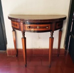 ELEGANTE CONSOLE EM  JACARANDÁ  REVERSÍVEL PARA MESA DE JOGO REMATADO POR MARCHETARIA ESTILO DONA MARIA I.  BRASIL, SEC. XIX. 80 X 110 CM