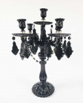 BELO CANDELABRO EM CRISTAL MOULE MODELO MEDALLION. DECORADO COM PINGENTES E CORDÕES COM CRISTAIS LAPIDADOS. EUROPA, SEC. XX. 65 CM DE ALTURA