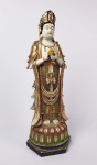 KUAN YIN  GRANDE E BELA ESCULTURA EM PORCELANA DECORADA COM ESMALTES E REMATADA EM OURO. A BASE É EM FEITO DE FLOR DE LÓTUS. CHINA, PERÍOGO GUANGXU, SEC. XIX.  47 CM DE ALTURA