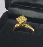 BELO ANEL EM OURO 18 K CRAVEJADO COM BRILHANTES FAZ CONJUNTO COM OS BRINCOS OFERTADOS NO LOTE 609A. ARO 19. 3,3 G