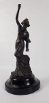 LA DANÇA  BELA ESCULTURA EM PETIT BRONZE REPRESENTANDO PERSONAGEM FEMININA EM SUAVE BAILADO. ESTILO E ÉPOCA ART DECO. ASSENTE SOBRE BASE EM MADEIRA PATINADA. EUROPA, SEC. XIX/XX. 52 CM DE ALTURA