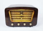 ANTIGO RÁDIO DE VÁLVULAS MANUFATURA SEMP. ESTILO E ÉPOCA ART DECO. EM ESTADO EXCEPCIONAL DE CONSERVAÇÃO! FUNCIONANDO PERFEITAMENTE. EUA, DEC. 1940. 43 X 29 CM