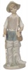 LLADRO escultura em porcelana espanhola "Menino com bolsa e espetador" - 22 cm, marca ao fundo