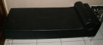 CHAISE LONG - em couro sintético preto quadriculado, pés em alumínio cromados rolo de encaixe 158x60x55 cm