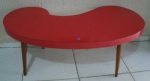 MESA FEIJÃO - vintage com pes em madeira torneada tampo revestida de formica vermelha 110x52x43 cm