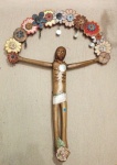 OFICINA DE AGOSTO - cristo crucificado em madeira com flores e medalhão em latão pintado - 110x80 cm