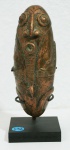 ESCULTURA - africana de entidade protetora em bronze com suporte em madeira - 22 cm
