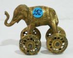 ESCULTURA - indiana em bronze representando elefante sobre rodas - 10 cm