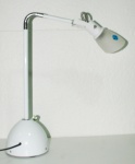 ABAJOUR - de mesa, articulado em alumínio com pintura branca e spot em vidro jateado 40 cm(curvado)