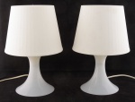 Design C Öjerstam e M Elebäck. Par de luminárias de mesa fabricadas em plástico de prolipopileno  modelo Lampan. Altura 29 cm