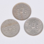 Lote composto por três moedas do Reino Unido de 5 New Pence cunhadas respectivamente em 1968, 1970 e 1975.
