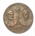 Medalha comemorativa do IV Centenário de Angra dos Reis, 1532 / 1932. Apresenta no anverso a imagem de Martim Affonso e de Lopes Trovão. Em bronze, com 3 cm de diâmetro.