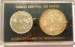 Lote composto por estojo original, com duas moedas em prata, sendo uma de 1 Cruzeiro e uma de 20 Cruzeiros  comemorativas ao Sesquicentenário da Independência, medidas da caixa em acrílico, 5,5 x 9 cm.