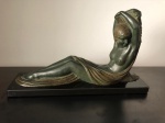 Chiparus, Demetre ( Dohoroi 1886 - Paris 1947) Reclining Woman, Escultura em Bronze patinado assinado no bronze, base em mármore, medindo 33,5 cm de altura e comprimento 57 cm. Marca da Fundição , ETLING PARIS.  Está reproduzida à página 68 do Livro de Alberto Shayo, Statuettes of Art Deco Period, 2016.   https://issuu.com/accpublishinggroup/docs/sp16statuettes_art_deco_period/32