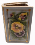 Vaso em faiança policromada, no formato de livro, decoração Flores Amor Perfeito e detalhes á ouro, A. 28 cm // ass. Ada, 920.