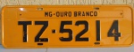 PLACA TZ 5214 OURO BRANCO - MG - metal nas dimensões de 13 x 40 centímetros com cantos arredondados no padrão década de 80, contemporânea (reprodução) com sinais de desgaste e riscos.