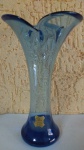 Vaso Solifleur em cristal (ESTRELA  BLUMENAU) na cor predominante azul, com 16 centímetros de altura - sem uso.