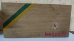 Caixa de madeira da marca BOZZANO - 21,5 x 11 x 4,8 centímetros - marcas do tempo