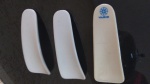Trio de calçadeiras em resina plástica, sendo um da ex-Companhia Aérea VARIG, medindo a menor medida de 11,5 centímetros conforme imagens.