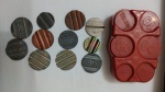 Lote c/ 12 peças, porta moedas em baquelite na cor ferrugem, e 11 fichas em metal, (3 p/ bilhar, (2 marca Basfre, uma J) // 4 p/ fliperama, marca Taito // 2 p/ Ficheiro Fliperama Arcade, uma marca SPS2 e uma s/m e 2 telefônicas, sistema TELEBRAS, (uma Local e outra DDD), séc. XX, usados.