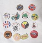 Lote c/ 14 imãs redondos, p/ geladeira, diâm. 5.5 cm o maior, marcas do tempo e uso.