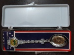 Colher antiga para coleção TENNESSEE, metal /misto e esmaltado, no estojo original medindo 12,5 centímetros conforme imagens.