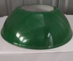 Cúpula / Refletor para Luminária industrial em ferro com epóxi (Ágata -verde externo e branco interno), medindo 13 centímetros de altura e 31 centímetros de diâmetro - não possui bocal, marcas do tempo e uso.