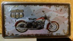 Placa em formato automotivo temática "HARLEY DAVIDSON", impressão no metal com cantos arredondados e furos para fixação (4) - importada medindo 15,5 X 30,5 centímetros, NOVA na embalagem / sem uso -