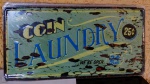 Placa em formato automotivo temática "COIN LAUNDRY", impressão no metal com cantos arredondados e furos para fixação (4) - importada medindo 15,5 X 30,5 centímetros, NOVA na embalagem / sem uso -