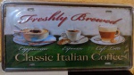 Placa em formato automotivo temática "CLASSIC ITALIAN COFFEE", impressão no metal com cantos arredondados e furos para fixação (4) - importada medindo 15,5 X 30,5 centímetros, NOVA na embalagem / sem uso -