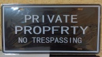 Placa em formato automotivo temática "PRIVATE PROPERITY", impressão no metal com cantos arredondados e furos para fixação (4) - importada medindo 15,5 X 30,5 centímetros, NOVA na embalagem / sem uso -